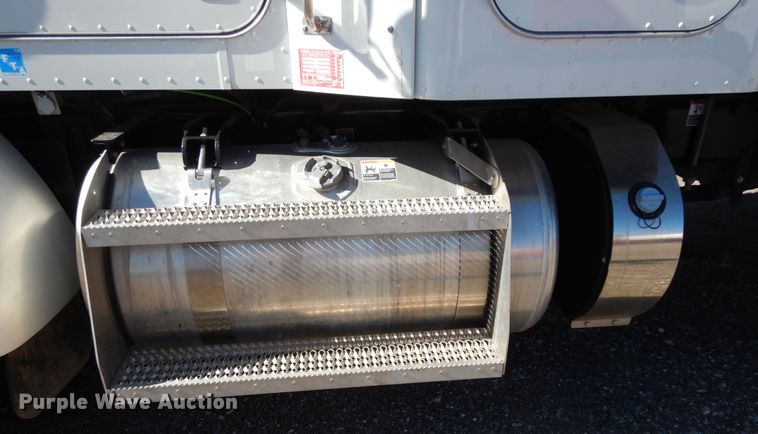 image for item DJ7486 2015 Peterbilt 365  crane truck