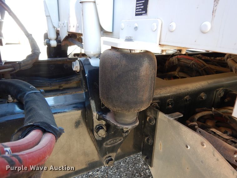 image for item DJ7486 2015 Peterbilt 365  crane truck