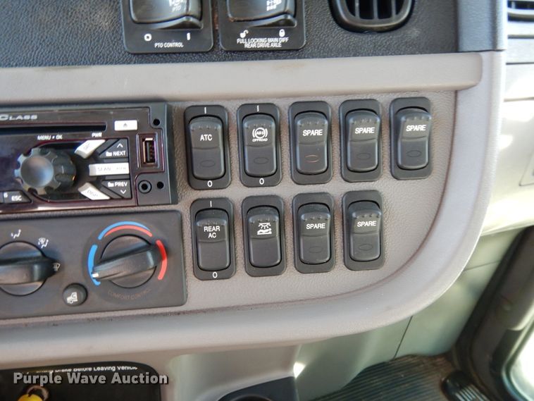 image for item DJ7486 2015 Peterbilt 365  crane truck