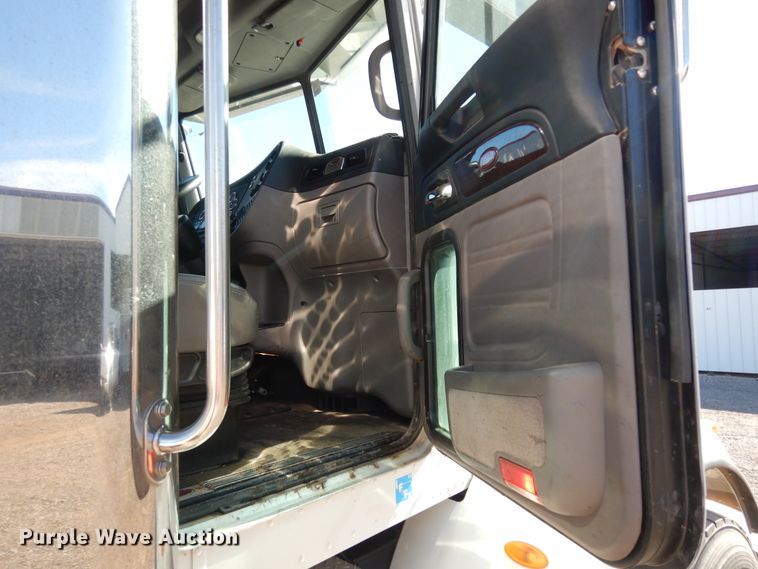 image for item DJ7486 2015 Peterbilt 365  crane truck