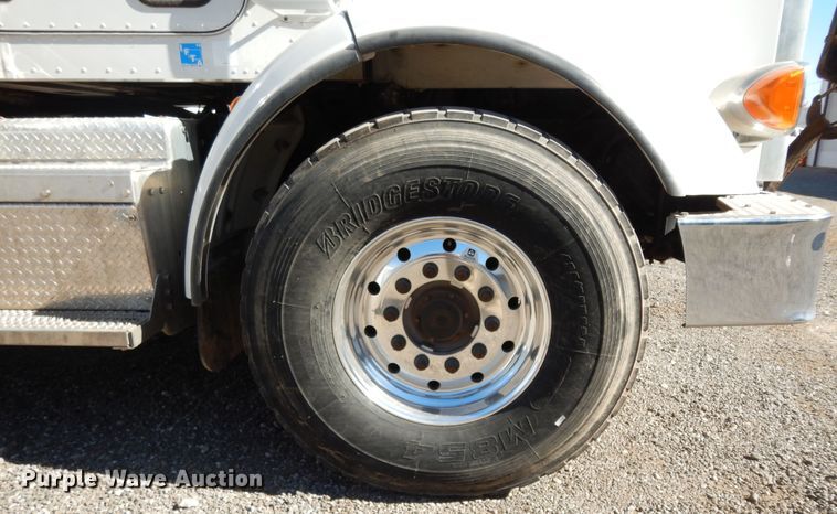 image for item DJ7486 2015 Peterbilt 365  crane truck