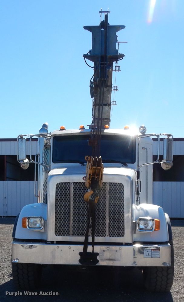 image for item DJ7487 2015 Peterbilt 365  crane truck