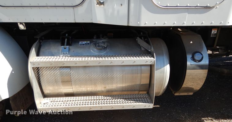 image for item DJ7487 2015 Peterbilt 365  crane truck