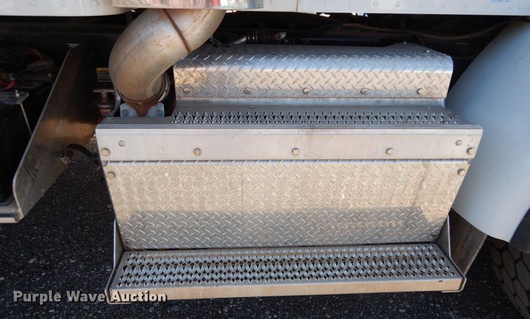 image for item DJ7487 2015 Peterbilt 365  crane truck