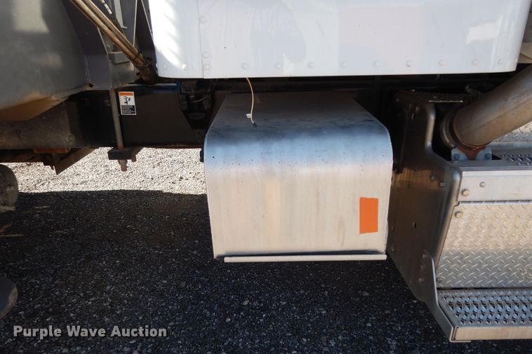 image for item DJ7487 2015 Peterbilt 365  crane truck