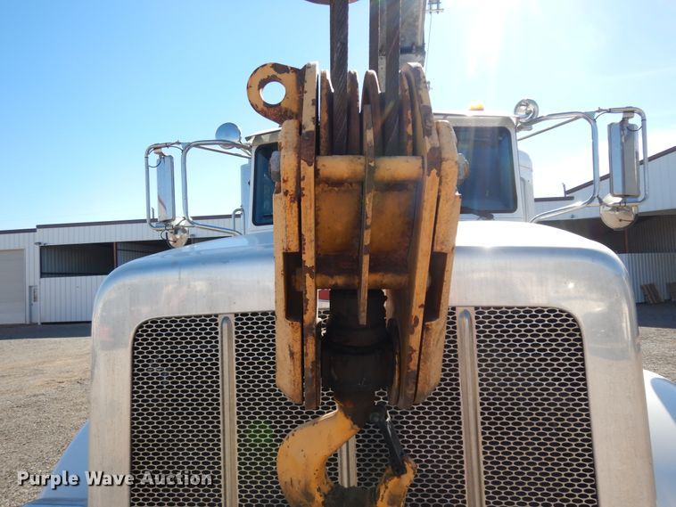 image for item DJ7487 2015 Peterbilt 365  crane truck