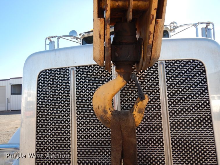 image for item DJ7487 2015 Peterbilt 365  crane truck