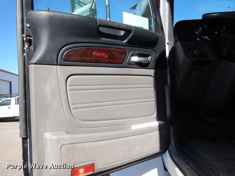 image for item DJ7487 2015 Peterbilt 365  crane truck