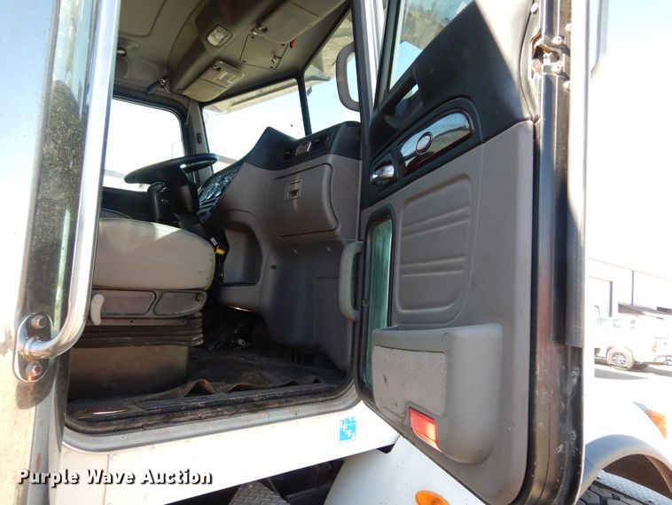 image for item DJ7487 2015 Peterbilt 365  crane truck