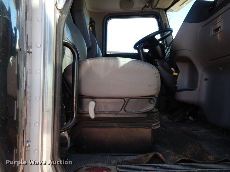 image for item DJ7487 2015 Peterbilt 365  crane truck