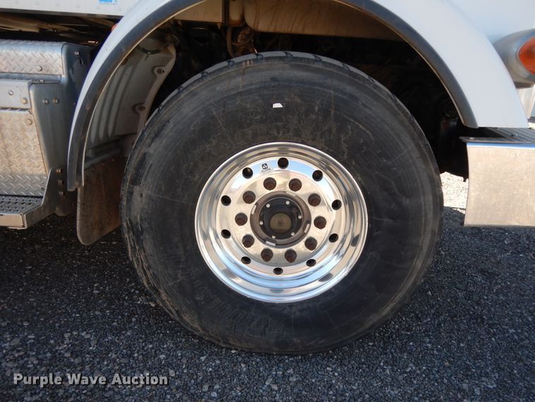 image for item DJ7487 2015 Peterbilt 365  crane truck