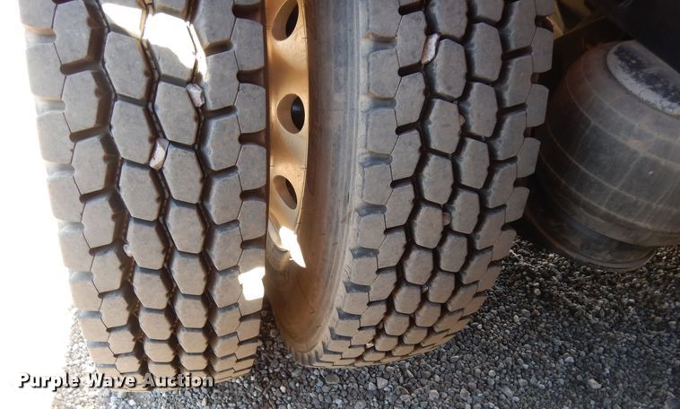 image for item DJ7487 2015 Peterbilt 365  crane truck