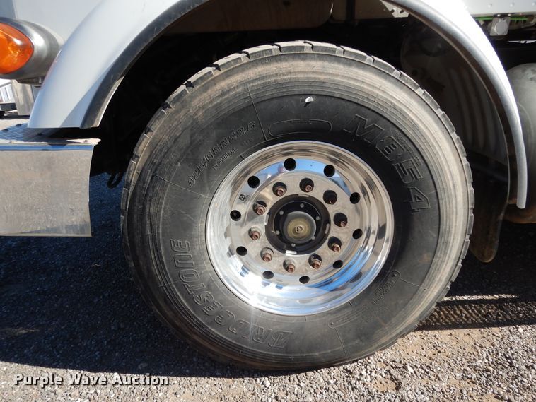 image for item DJ7487 2015 Peterbilt 365  crane truck