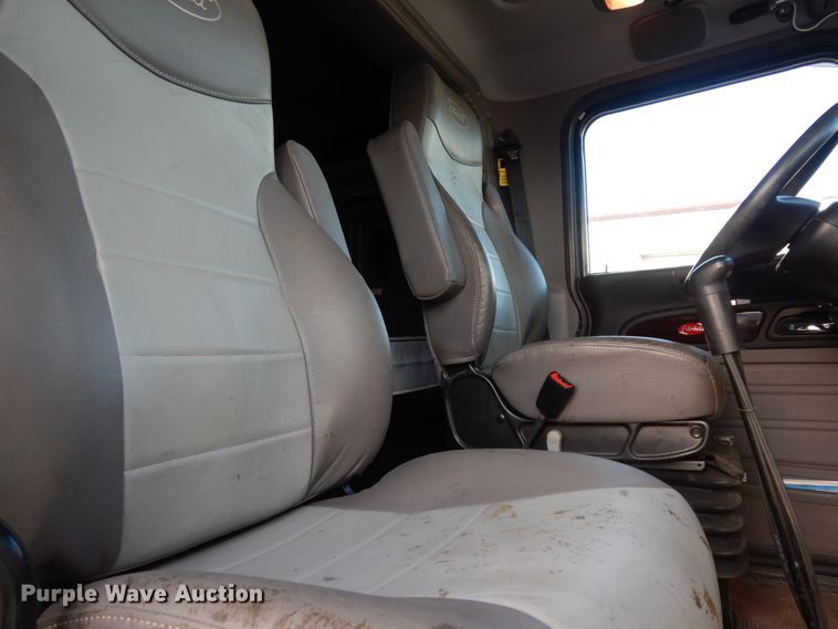 image for item DJ7488 2016 Peterbilt 365  crane truck