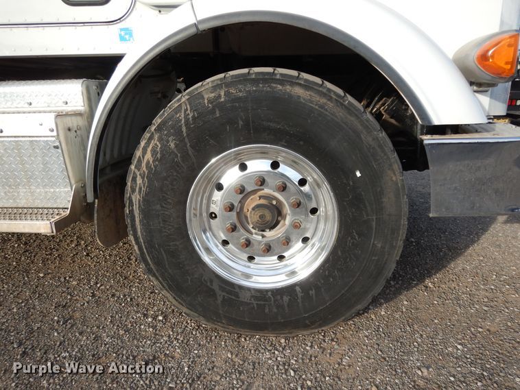 image for item DJ7488 2016 Peterbilt 365  crane truck