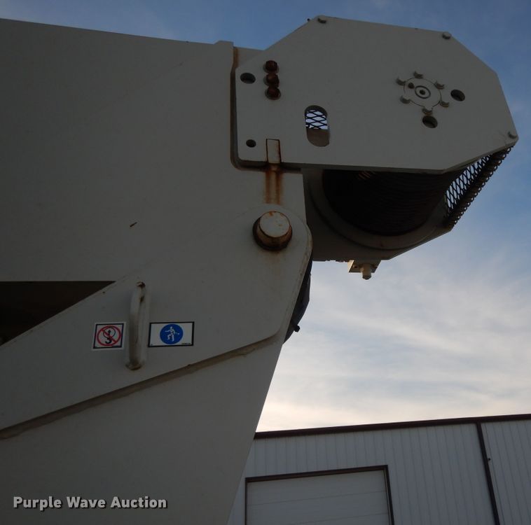 image for item DJ7489 2014 Peterbilt 365  crane truck