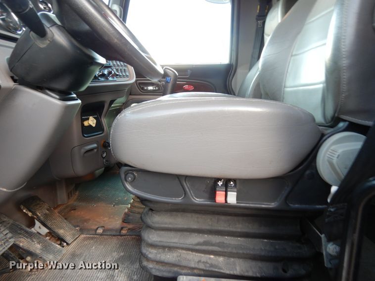 image for item DJ7489 2014 Peterbilt 365  crane truck