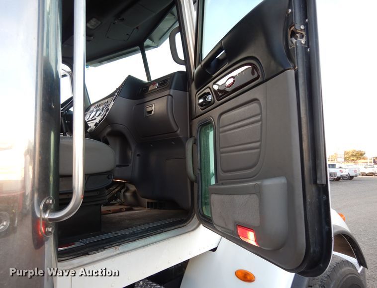 image for item DJ7489 2014 Peterbilt 365  crane truck