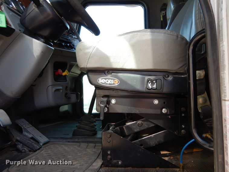 image for item DJ7490 2007 Peterbilt 378  crane truck