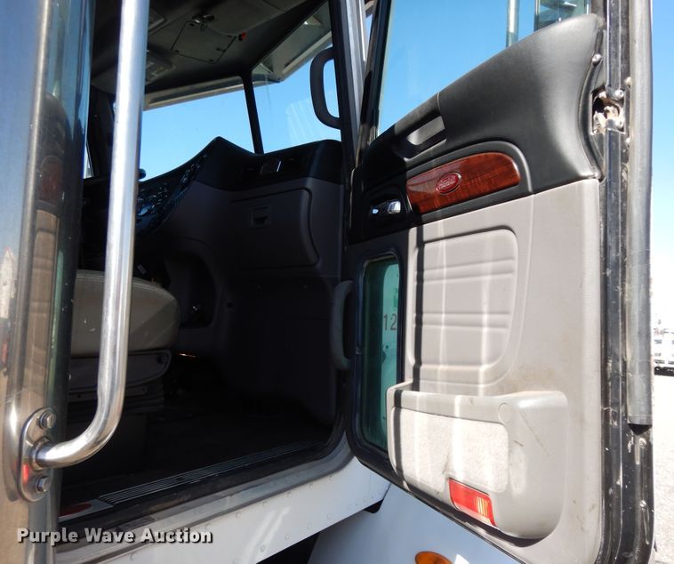 image for item DJ7491 2014 Peterbilt 365  crane truck