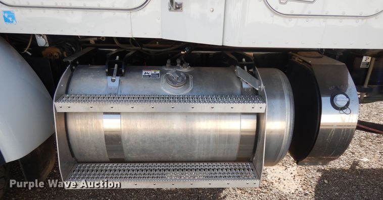 image for item DJ7492 2016 Peterbilt 365  crane truck