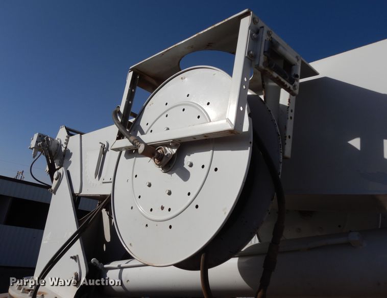 image for item DJ7492 2016 Peterbilt 365  crane truck