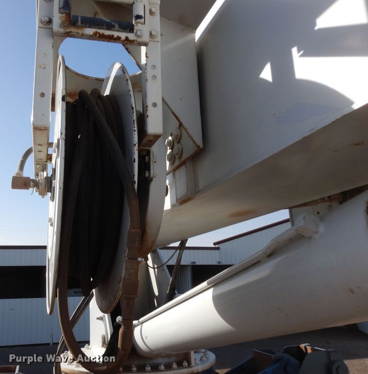 image for item DJ7492 2016 Peterbilt 365  crane truck