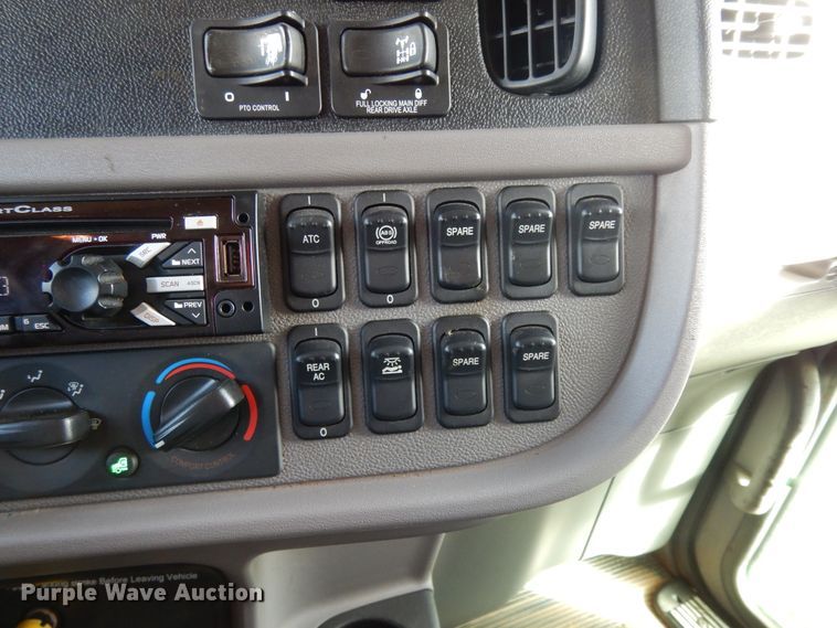 image for item DJ7492 2016 Peterbilt 365  crane truck