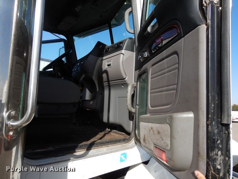 image for item DJ7492 2016 Peterbilt 365  crane truck