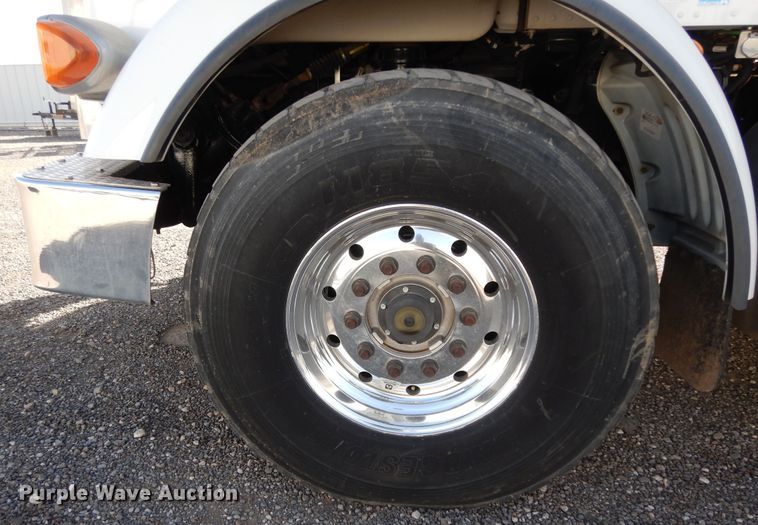 image for item DJ7492 2016 Peterbilt 365  crane truck