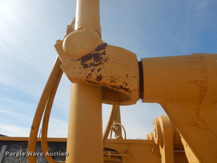 image for item DJ8888 1999 Caterpillar 140H  motor grader