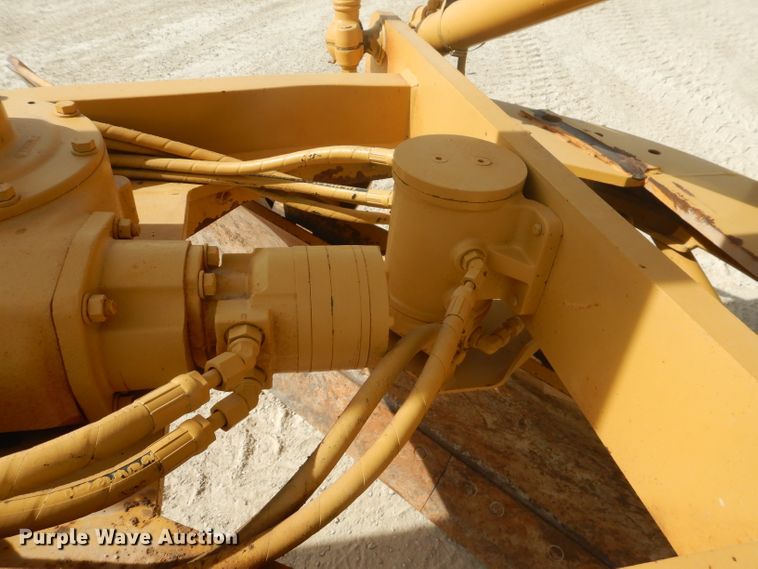 image for item DJ8888 1999 Caterpillar 140H  motor grader