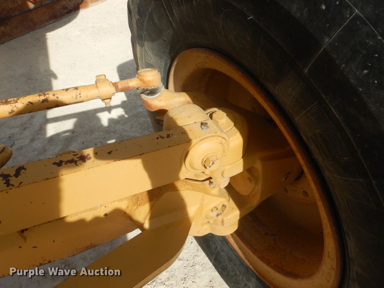 image for item DJ8888 1999 Caterpillar 140H  motor grader