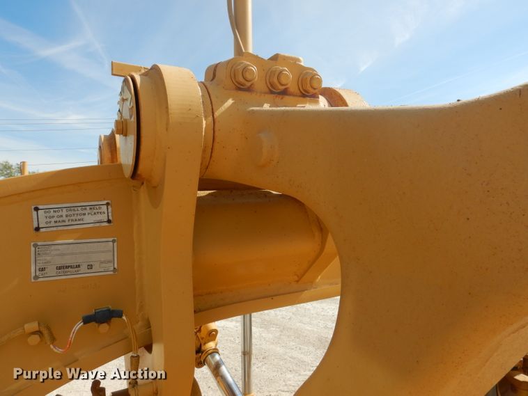 image for item DJ8888 1999 Caterpillar 140H  motor grader