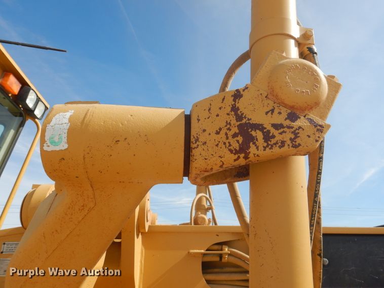 image for item DJ8888 1999 Caterpillar 140H  motor grader