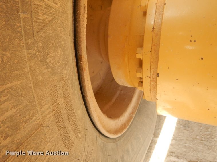 image for item DJ8888 1999 Caterpillar 140H  motor grader