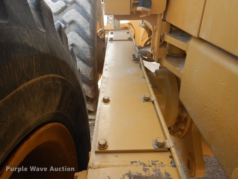 image for item DJ8888 1999 Caterpillar 140H  motor grader