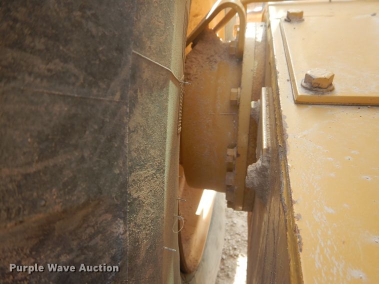 image for item DJ8888 1999 Caterpillar 140H  motor grader