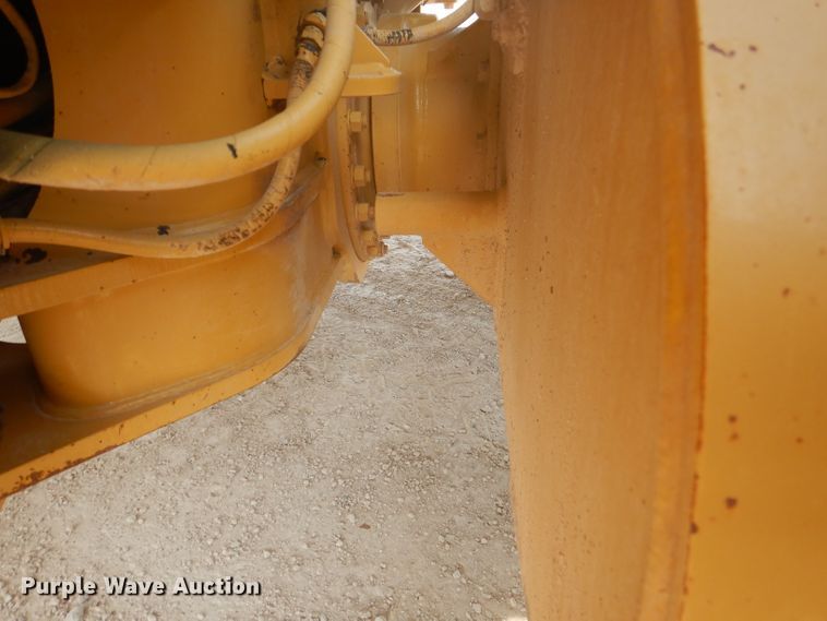 image for item DJ8888 1999 Caterpillar 140H  motor grader
