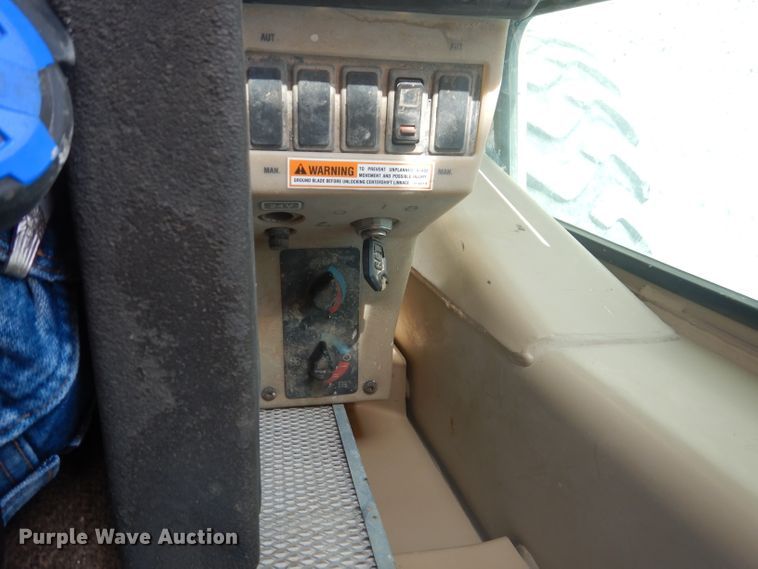 image for item DJ8888 1999 Caterpillar 140H  motor grader