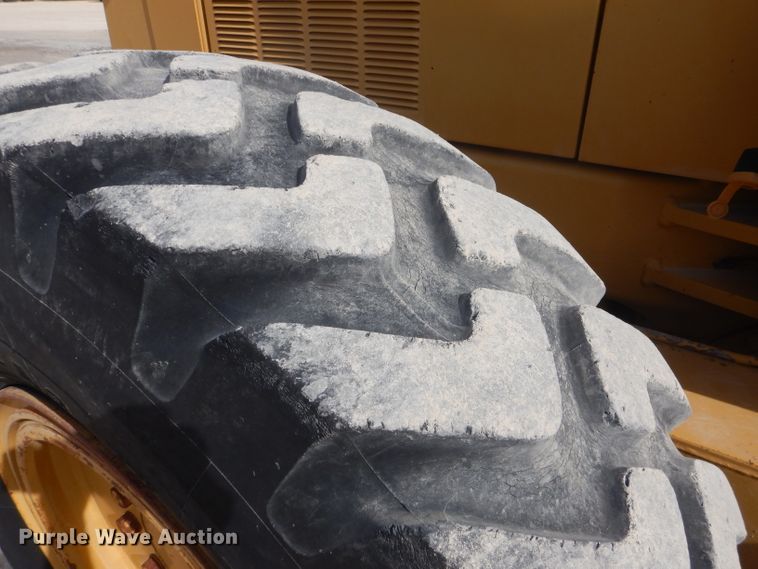 image for item DJ8888 1999 Caterpillar 140H  motor grader