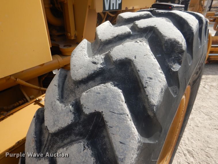 image for item DJ8888 1999 Caterpillar 140H  motor grader