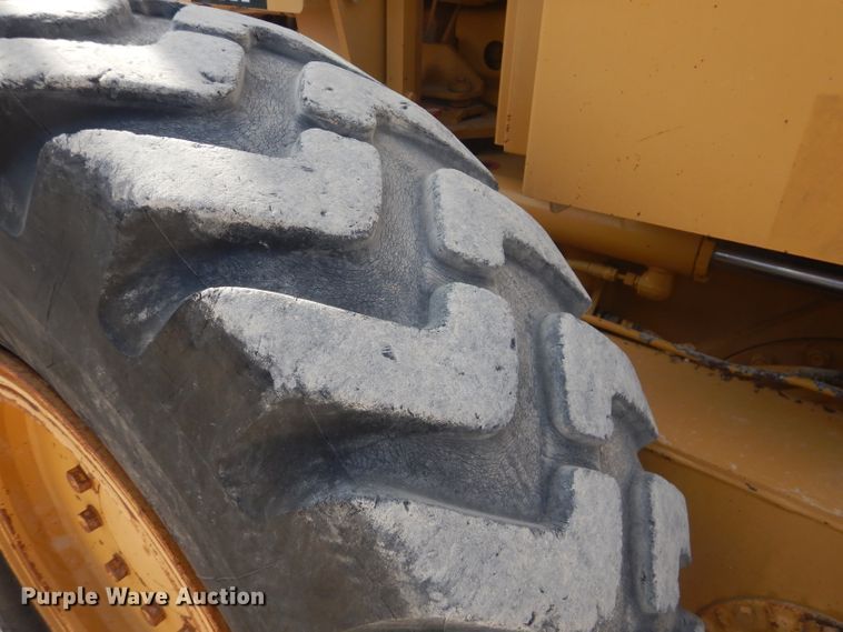 image for item DJ8888 1999 Caterpillar 140H  motor grader