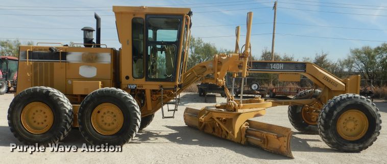image for item DJ8889 1999 Caterpillar 140H  motor grader