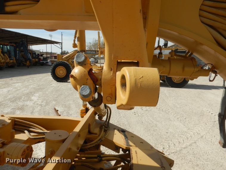 image for item DJ8889 1999 Caterpillar 140H  motor grader