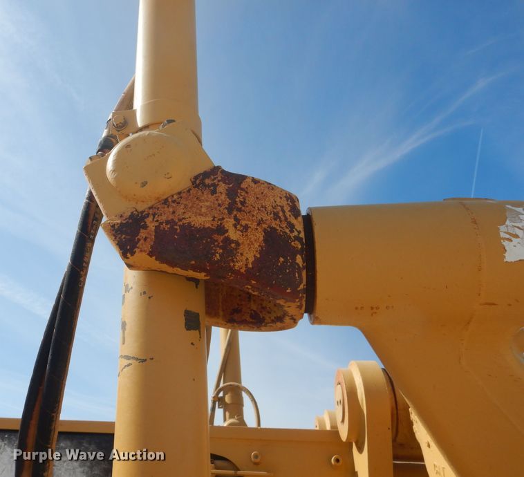 image for item DJ8889 1999 Caterpillar 140H  motor grader