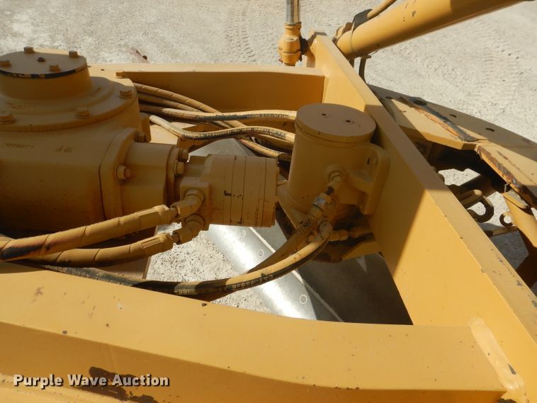 image for item DJ8889 1999 Caterpillar 140H  motor grader