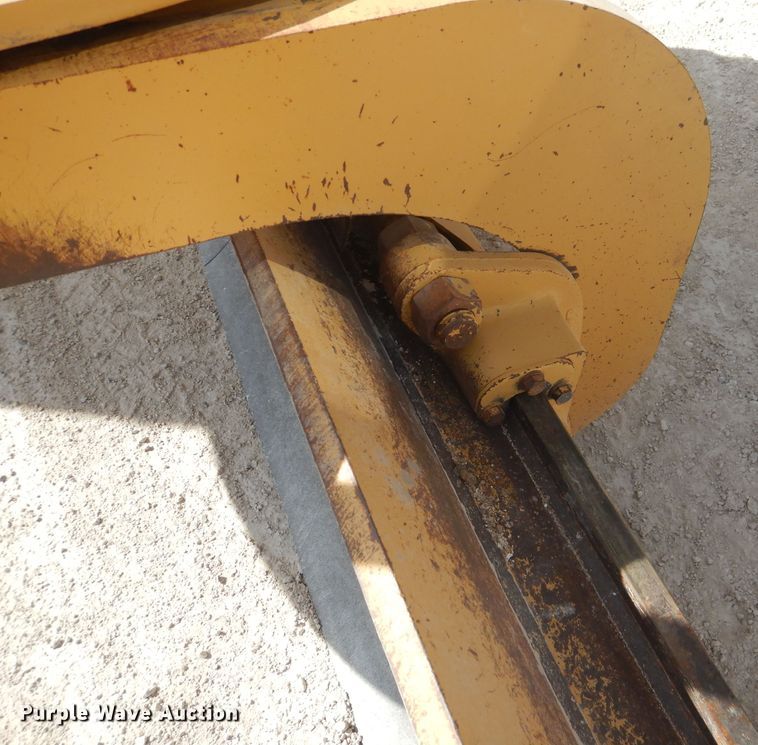 image for item DJ8889 1999 Caterpillar 140H  motor grader