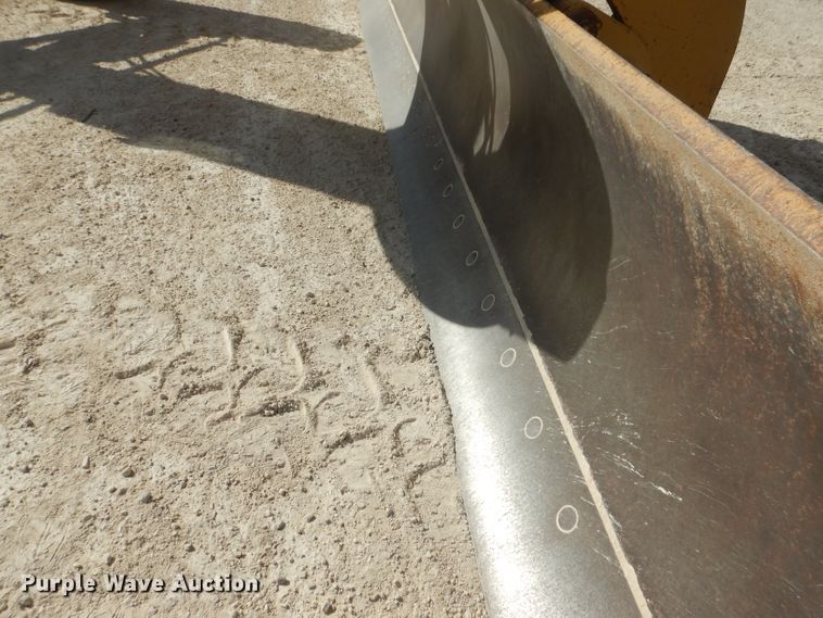 image for item DJ8889 1999 Caterpillar 140H  motor grader