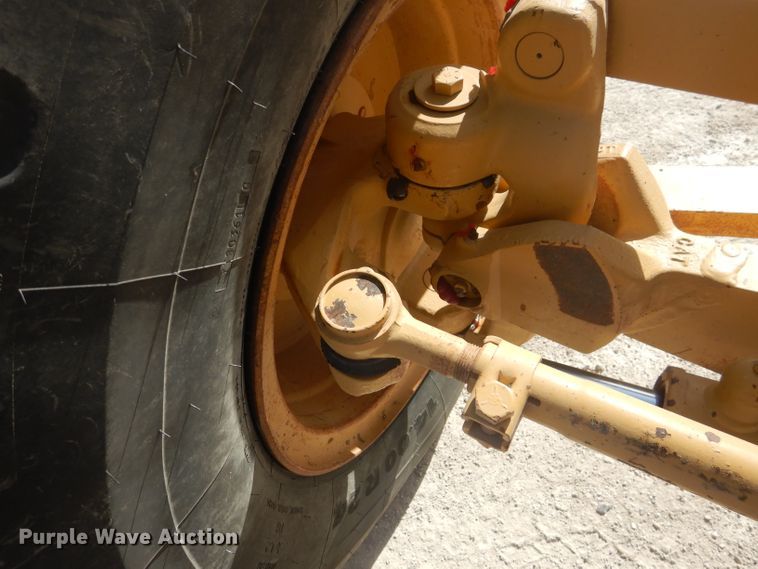 image for item DJ8889 1999 Caterpillar 140H  motor grader